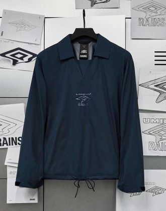 Rains x Umbro - Drill - Top blu impermeabile con scollo a V e colletto