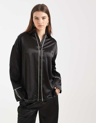 4th & Reckless Camicia in raso nero con colletto e polsini ampi in coordinato