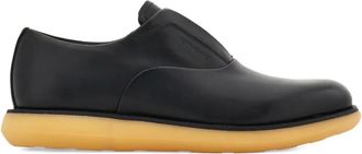Ferragamo Derby schoenen met logo-reli&euml;f - Zwart
