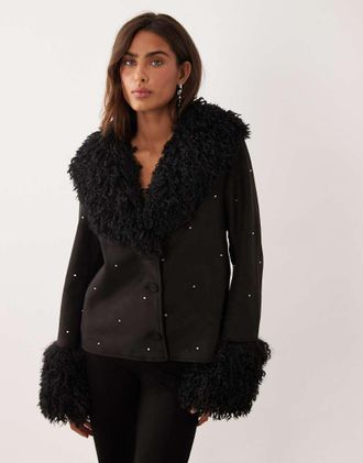 Miss Selfridge giacca nera in pelliccia sintetica decorata-Nero