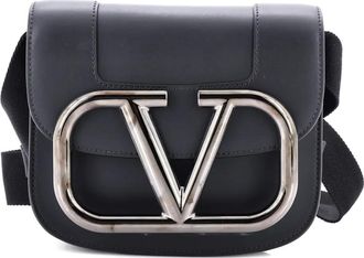 Valentino Garavani Supervee verstelbare leren kleine crossbodytas - Zwart