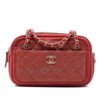 Chanel Tweedehands Paris Hamburg Gequilted Lamsleer en Jersey Camera Case