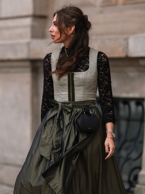 Influencerin Masha Sedgwick trägt ein Dirndl in Berlin