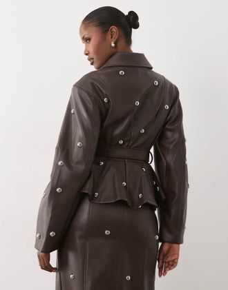 Asos blazer coordinato con borchie a maniche lunghe e cintura in chocolate-Marrone