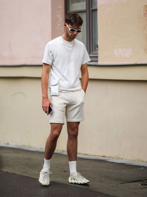 Street Style Look mit Sweat Shorts und im Monochrom Look