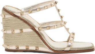 Valentino Garavani 100mm Rockstud wedge sandals - women - Rubber/Calf Leather/Calf Leather - 36 - Gold