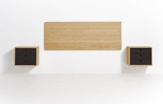 HOGAR 24 Cabecero Acabado Madera Maciza Natural + 2 Mesitas Flotantes Tres Cajones Acabado Cera / Negro. Medidas Cabecero: 155 X 60 X 2 Cm