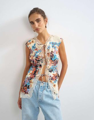 Topshop Top ecru con maniche ad aletta, allacciatura sul davanti e dettagli in pizzo-Neutro