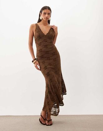 Pretty Lavish vestito lungo asimmetrico in pizzo con scollo a V color cioccolato-Marrone