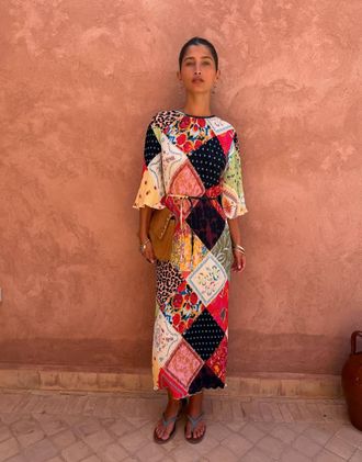 Never Fully Dressed Mabel vestito midi in satin pliss&eacute; con maniche a tre quarti e stampa patchwork-Multicolore
