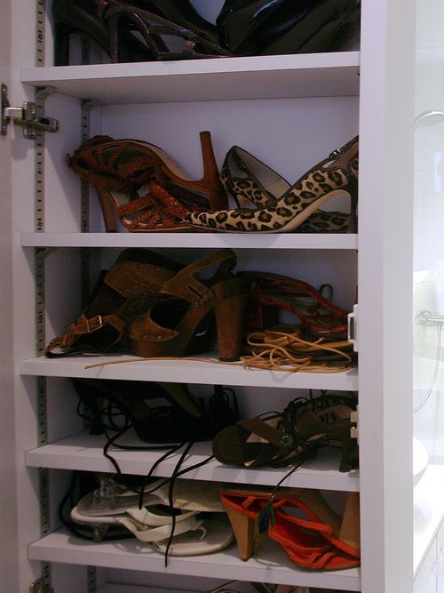 Ein Schuhschrank voller getragener Schuhe