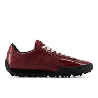 New Balance Unisex Gator Run en Rojo/Negro, Gamuza/Malla, Talla 38.5