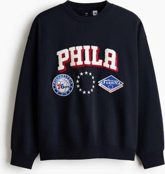 H&M Oversized printed sweatshirt in Navy Blue/nba at Nordstrom, Size Xx-Large