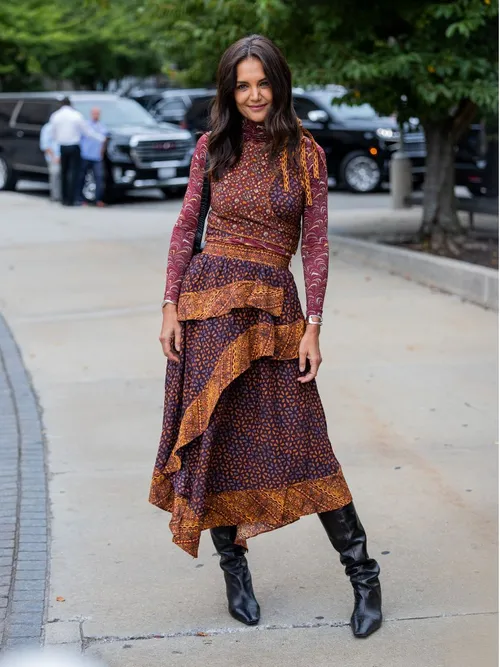 NEW YORK, NEW YORK - SEPTEMBER 11: Katie Holmes wearing dress, black boots outside Ulla Johnson on September 11, 2022 in New York City. (Photo by Christian Vierig/Getty Images)