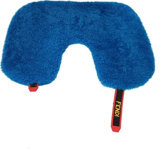 Fendi Geschenkideen Reisekissen Herren Fell Blau