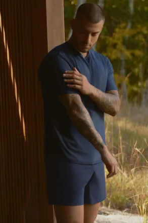 Alo | Essential Short Sleeve Street T-Shirt in Navy Blue, Size: Medium