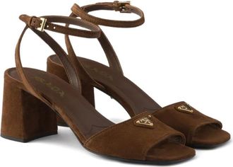 Prada Sandali in pelle scamosciata con placca logo - Marrone