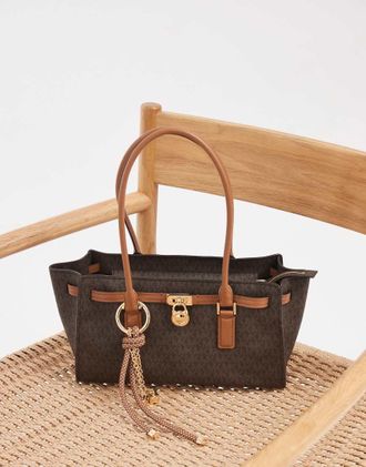 Michael Kors Hamilton - Borsa da spalla piccola East West marrone con monogramma