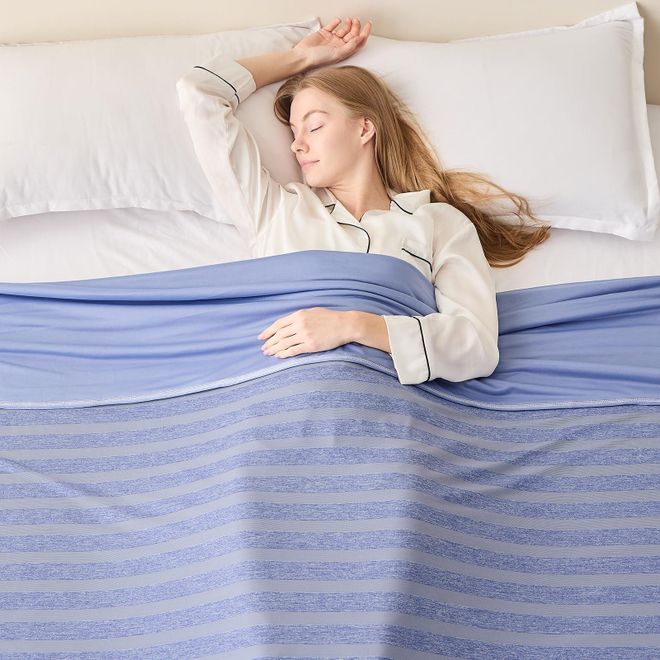 Emme Kühldecke Kühlende Decke, Arc-Chill Q-Max>0,4, 274 x228 cm, 2 in 1 Doppelseitige Dünne Sommerdecke, Leicht Atmungsaktiv Tagesdecken, Sofa Decken,Bettü ab 45,99 €