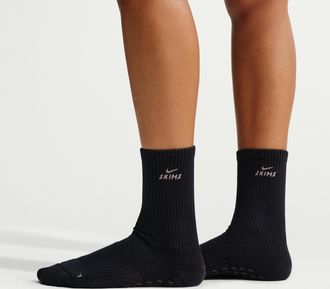 Nike Womens SKIMS Dri-FIT Pilates Grip Crew Socks (1 Pair) in Black | S1016641-024