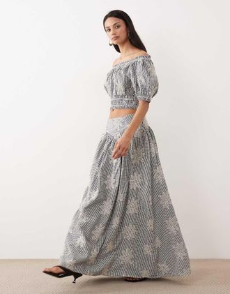 Vero Moda Gonna midi a ruota nera a quadretti con ricami floreali in coordinato-Nero