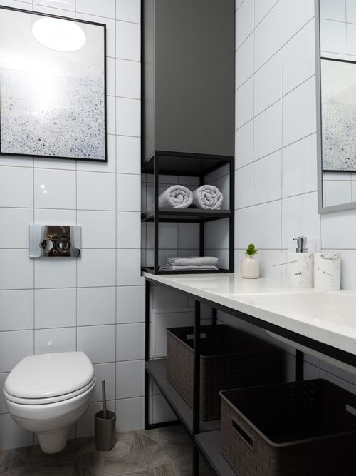 Weißes Badezimmer mit einem schwarzen Waschtisch.