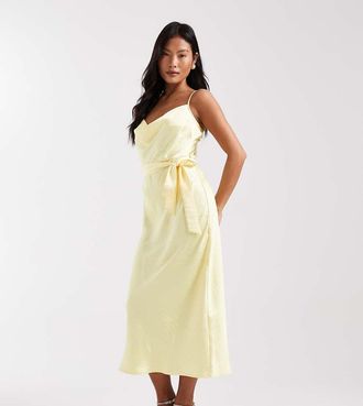 Tfnc Petite Vestito da cerimonia al polpaccio a canottiera giallo burro in raso allacciato in vita