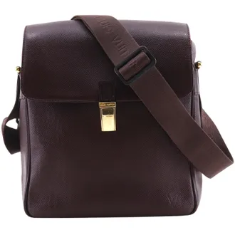 Louis Vuitton Yaranga Messenger Taiga Leather Burgundy Leather Handbag (Pre-Owned)