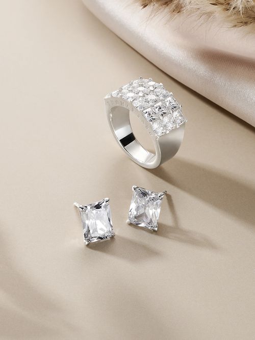 Ein Ring mit Kristallen und Ohrstecker