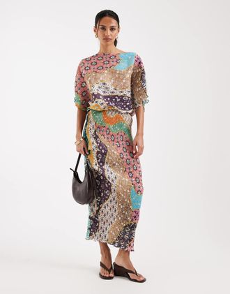 Never Fully Dressed Tilly - Vestito lungo pliss&eacute; con spalle scoperte stampa pastello-Multicolore