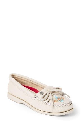 Minnetonka Nizhoni Moc Slipper in Off White Cloud at Nordstrom, Size 8.5