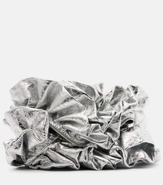 Dries Van Noten Clutch de piel metalizada con volantes