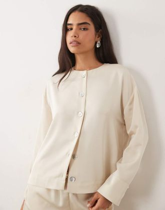 Pretty Lavish Breya - Blusa in raso color ostrica con bottoni e polsini ampi in coordinato-Bianco