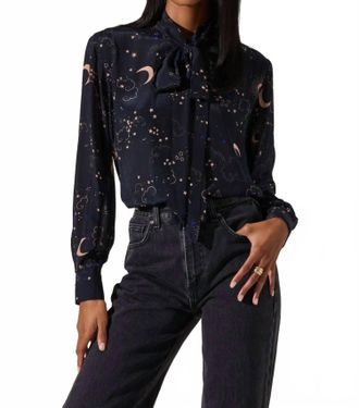 Astr Mabry Blouse In Navy