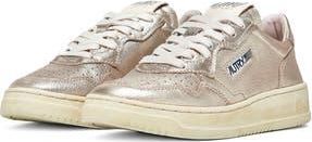 Autry Medalist Low Top Sneaker in Goat/Metal Platinum at Nordstrom Rack, Size 5Us / 35Eu