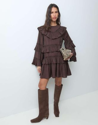 Vero Moda vestito corto bohemien con maniche lunghe e balze a strati color marrone cioccolato