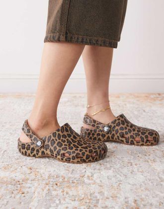 Crocs Zoccoli classici marroni con stampa leopardata-Marrone