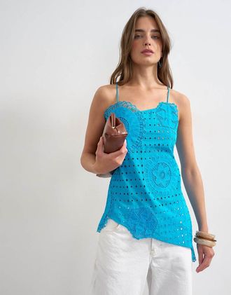 Topshop Canottiera blu allacciata sul retro in pizzo sangallo con ricami