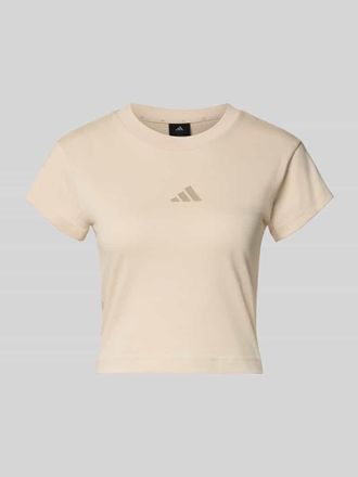 adidas Cropped T-Shirt mit Label-Print in Beige, Größe XL