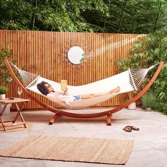 VonHaus 1 Person Freestanding Larch Wood Curved Frame Garden Hammock in White