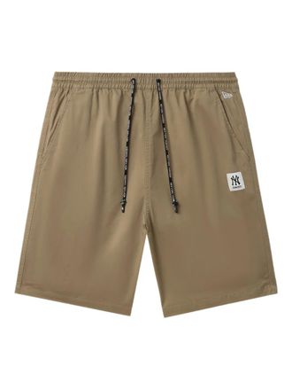 New Era Shorts met logopatch - Beige