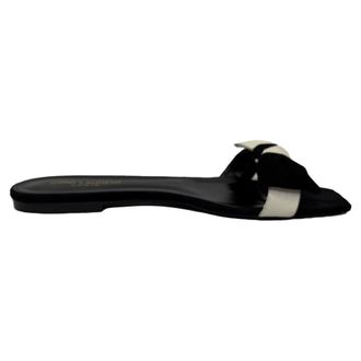 Saint Laurent Saint Laurent Amber Bow platte sandalen in zwart su&egrave;de