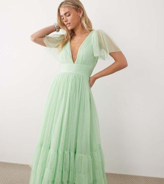 Lace & Beads Petite Madison - Vestito lungo da damigella a balze con maniche con volant color salvia chiaro-Verde