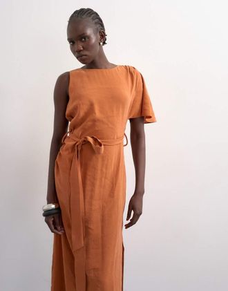 Topshop Vestito lungo da cerimonia in cupro marrone bruciato con maniche asimmetriche allacciato in vita