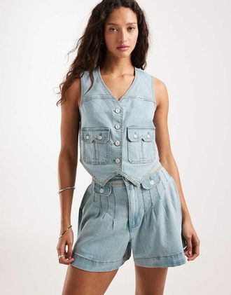 Wrangler Pantaloncini di jeans taglio mini lavaggio blu medio