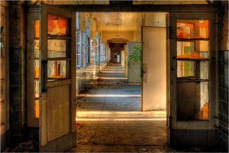 Schubiger M&ouml;bel Digitaldruck auf Glas Lost Place Flur 3