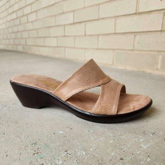 Onex Womens Gilda Slide Sandal In Beige