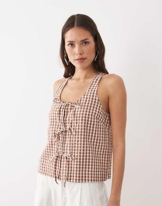 Nobody's Child Thea - Blusa in cotone marrone a quadretti con scollo rotondo e allacciatura sul davanti