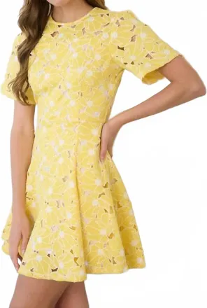 ZOE AND CLAIRE Sunshine Short Lace Dress In Yellow