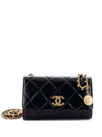 Chanel CC Medallion Wallet on Chain Quilted Shiny Lambskin crossbody bag - Zwart